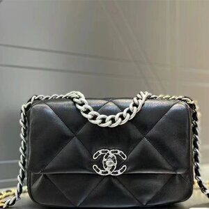 CHANEL 19 Large Maxi 19 HANDBAG PURSE Classic Flap Bag